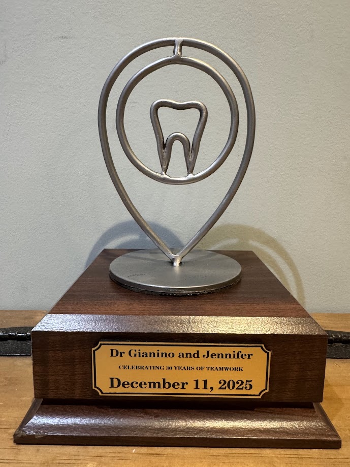 Tooth-shaped trophy awarded for 30 years of teamwork at the dental practice in Lunenburg